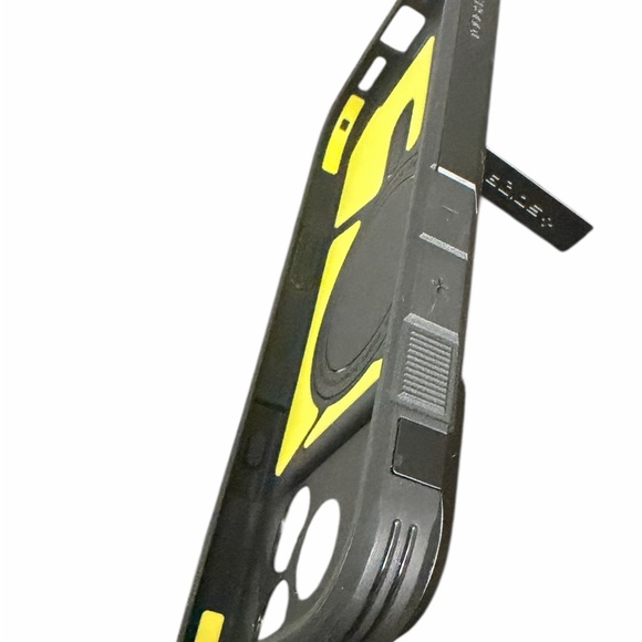 Spigen iPhone 17 pro max case! Tough Armor T Mag fit! Compatible with Magsafe! - Picture 4 of 4